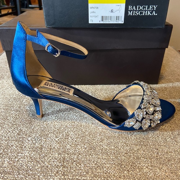 Badgley Mischka Shoes - NWT Badgley Mischka Navy Kitten Heels